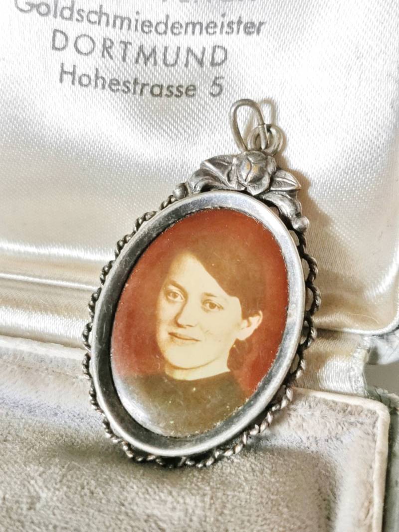 Jugendstil Medaillon Foto Um 1920 Alpacca Silber Antik Artnouvau Cottage Ketten Anhänger Landhaus Blüte Andeken Erinnerung Vintage Jugendstil Medaillon Foto Um 1920 Alpacca Silber Antik Artnouvau Cottage Ketten Anhänger Landhaus Blüte Andeken Erinnerung Vintage von fairytailjewelry
