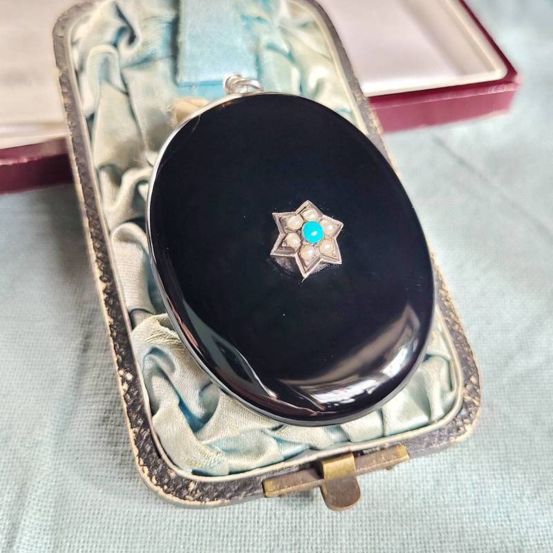 Jugendstil Onyx Medaillon Perlen Stern Um 1900 Mit Glas Foto Andeken Geschnek Ketten Anhänger Art Nouveau Handarbeit Viktorian Black Rar Jugendstil Onyx Medaillon Perlen Stern Um 1900 Mit Glas Foto Andeken Geschnek Ketten Anhänger Art Nouveau Handarbeit Viktorian Black Rar von fairytailjewelry