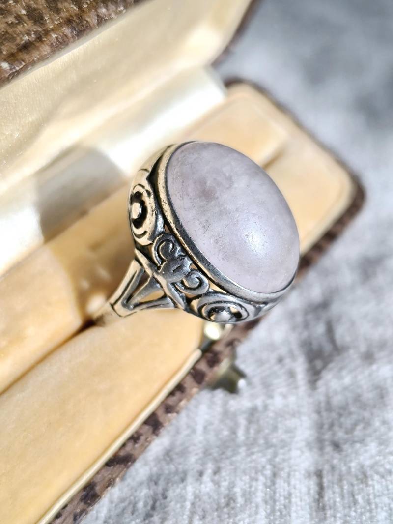 Jugendstil Rosenquarz Ring Oval Edelstein Floral 1920 Art Nouveau Design Geschenk Vintage Jugendstil Rosenquarz Ring Oval Edelstein Floral 1920 Art Nouveau Design Geschenk Vintage von fairytailjewelry