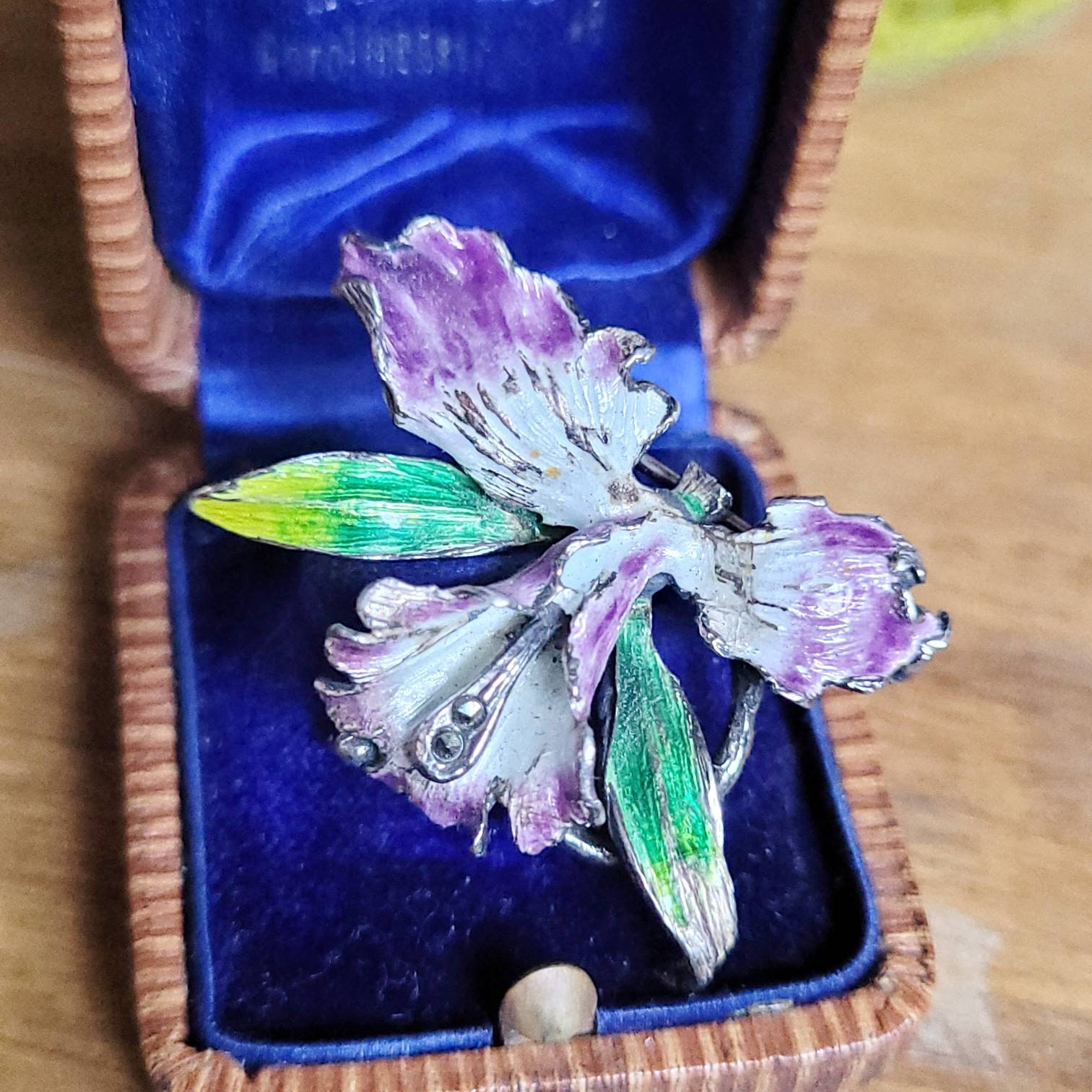 Jugendstil Silber Emaille Blumen Orchidee Emaille Cloisonné Flower Silver Brooch Brosche Nadel Art Nouveau Markasiten Geschenk Lila Blume Jugendstil Silber Emaille Blumen Orchidee Emaille Cloisonné Flower Silver Brooch Brosche Nadel Art Nouveau Markasiten Geschenk Lila Blume von fairytailjewelry