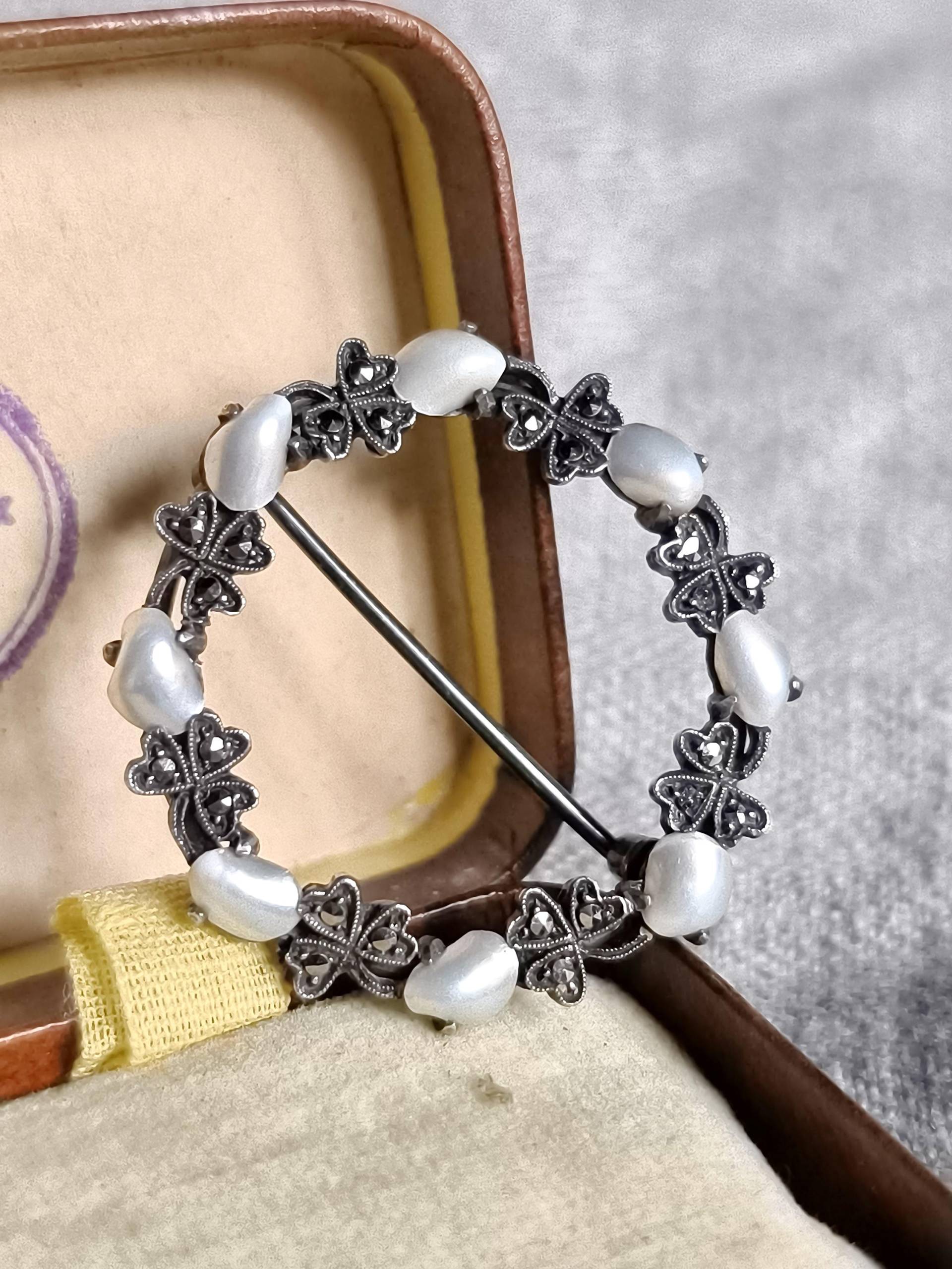 Kleeblatt Brosche Art Nouveau Markasiten & Perlen 1920 Jugendstil Floral Elegant Edelstein Kleeblatt Brosche Art Nouveau Markasiten & Perlen 1920 Jugendstil Floral Elegant Edelstein von fairytailjewelry