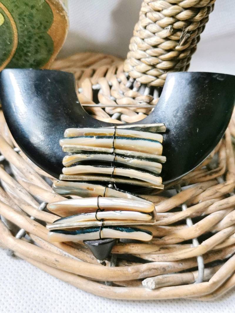 Langani Brosche Natur Design Nadel Perlmutt Kunststoff Lagen Look Boho Nadel Wolle Langani Brosche Natur Design Nadel Perlmutt Kunststoff Lagen Look Boho Nadel Wolle von fairytailjewelry