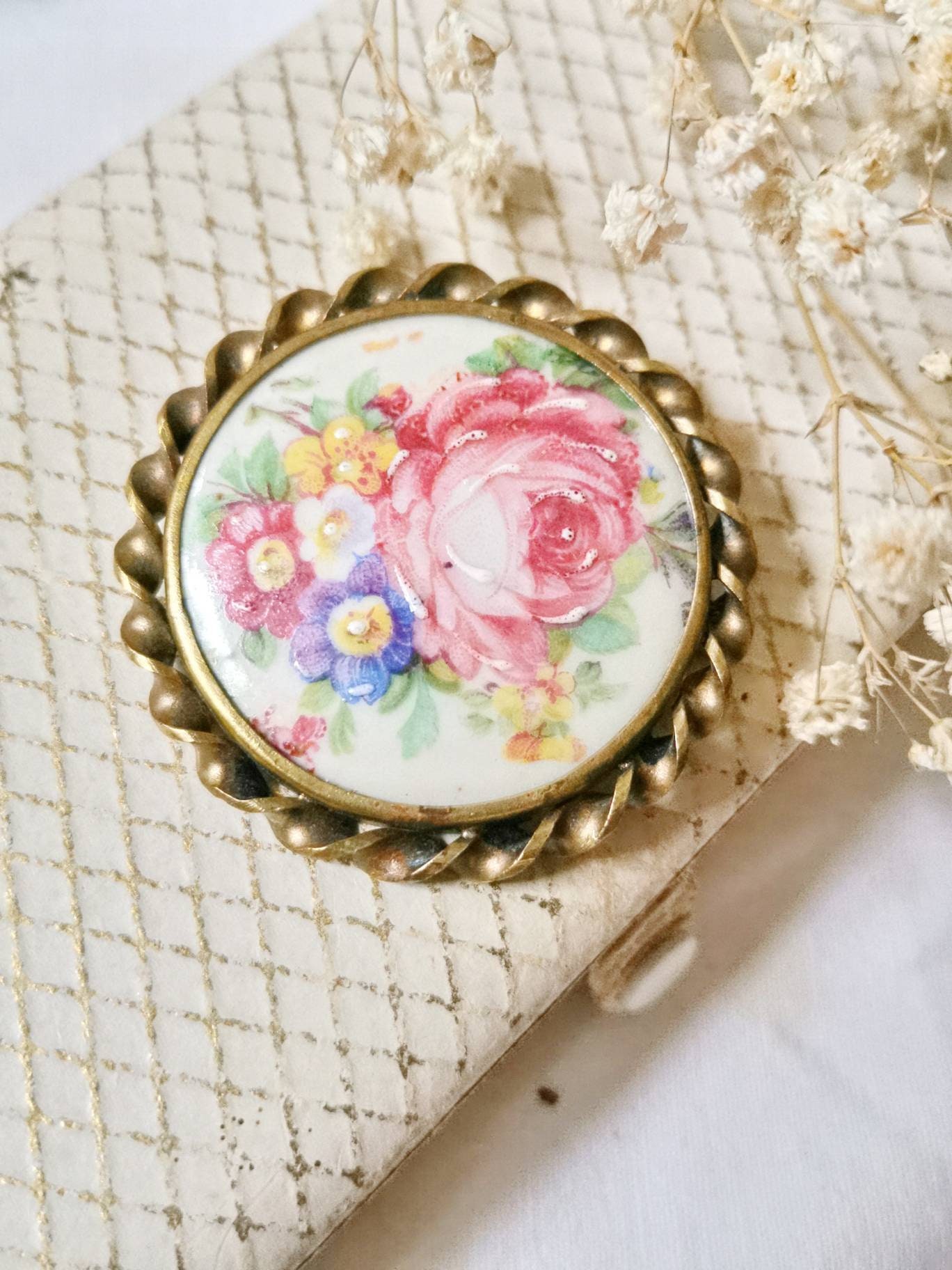 Limoge France Brosche Porzellan & Messing 1920 True Vintage Art Nouveau Design Blüten Bucket Signiert Schmuck Nadel Rosen Limoge France Brosche Porzellan & Messing 1920 True Vintage Art Nouveau Design Blüten Bucket Signiert Schmuck Nadel Rosen von fairytailjewelry