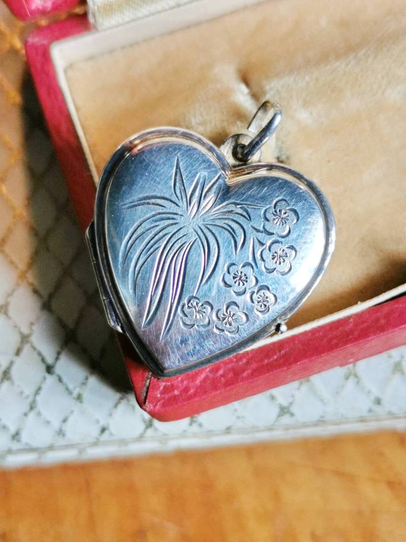 Midcentury Sterling Silver 925 Medaillon Ketten Anhänger True Vintage Foto Herz/Heart Locket 1950 Blüten Blumen Geschenk Cottage Midcentury Sterling Silver 925 Medaillon Ketten Anhänger True Vintage Foto Herz/Heart Locket 1950 Blüten Blumen Geschenk Cottage von fairytailjewelry