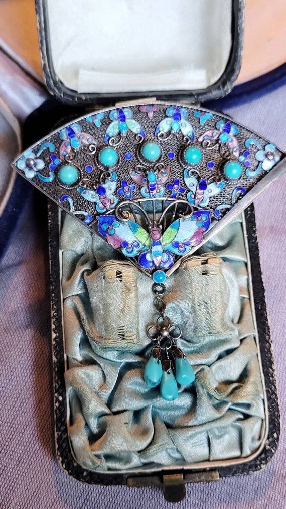 Seltene Cloisonné Fächer Brosche Um 1920 Aus China Mit Türkisen Schmetterling Emaille Enamel Brooch Antik Schmuck Cottage Landhaus Brocante Seltene Cloisonné Fächer Brosche Um 1920 Aus China Mit Türkisen Schmetterling Emaille Enamel Brooch Antik Schmuck Cottage Landhaus Brocante von fairytailjewelry