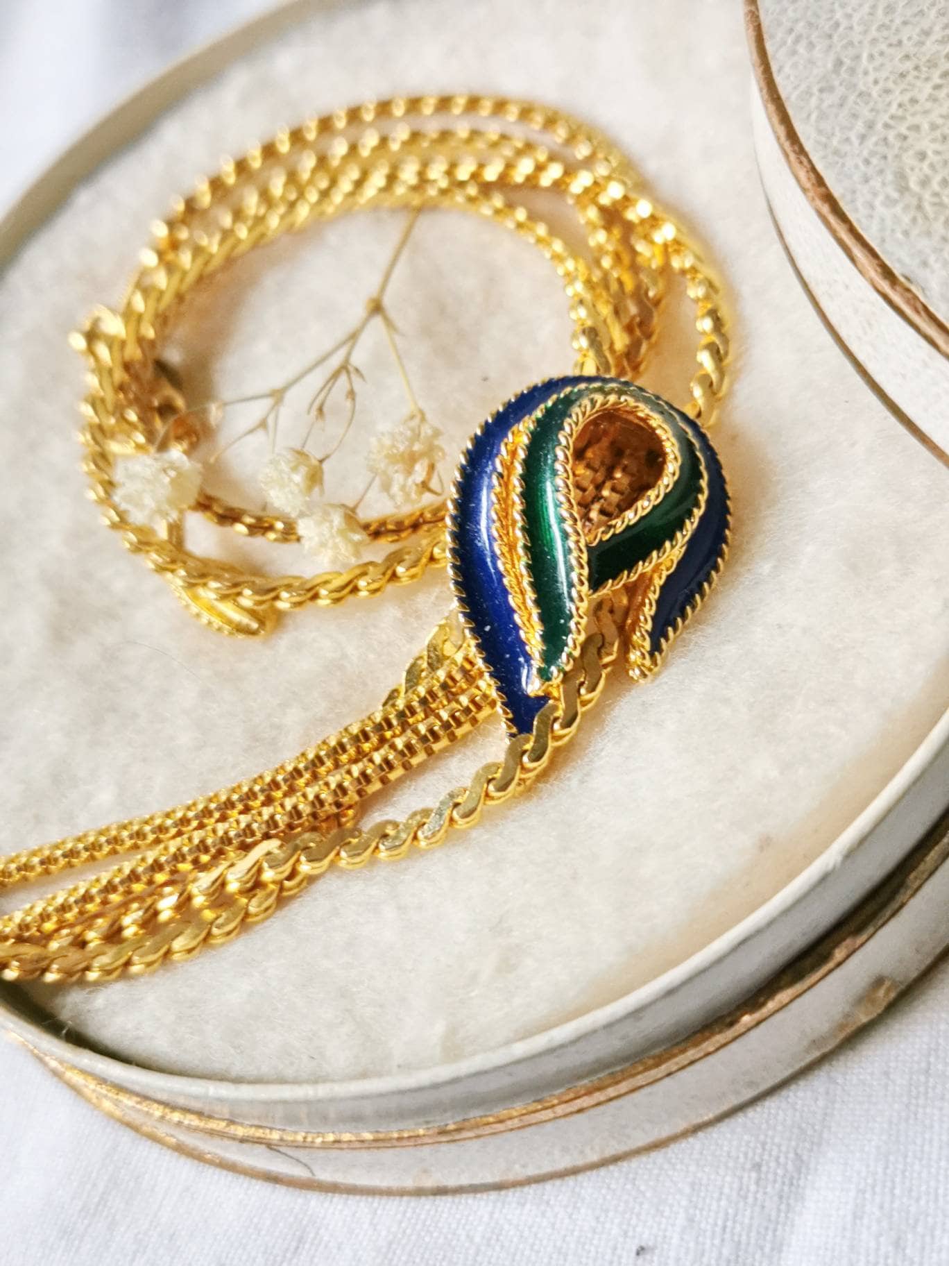 True Vintage Emaille Collier Y-Kette Quasten Kette Golden True Modeschmuck Blau & Grün Brocante Out Couture von fairytailjewelry