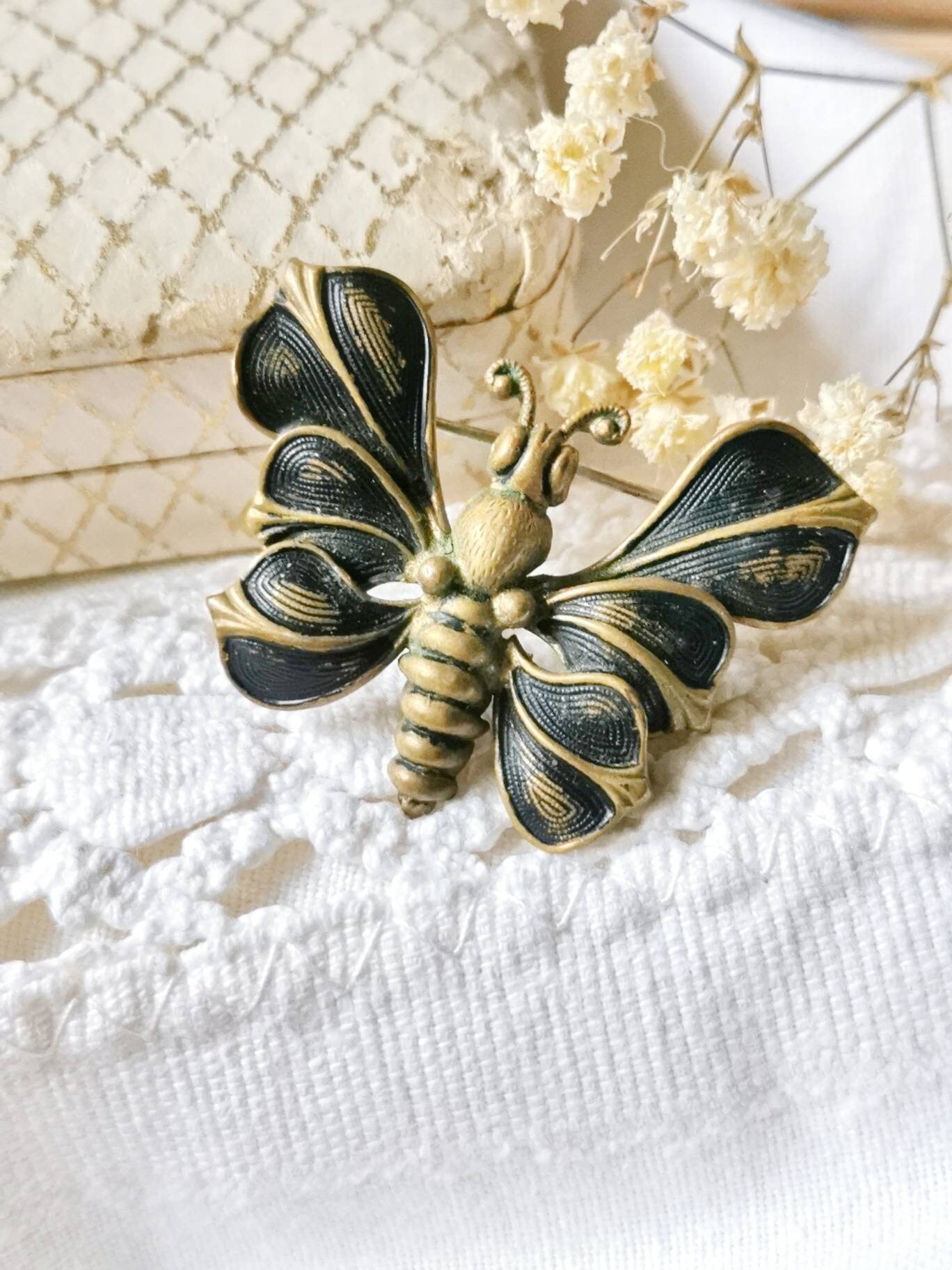 True Vintage Schmetterling Messing Schwarz Design Insekten Bug Käfer Brosche Nadel Natur Design Art Deco 50Er Jahre True Vintage Schmetterling Messing Schwarz Design Insekten Bug Käfer Brosche Nadel Natur Design Art Deco 50Er Jahre von fairytailjewelry