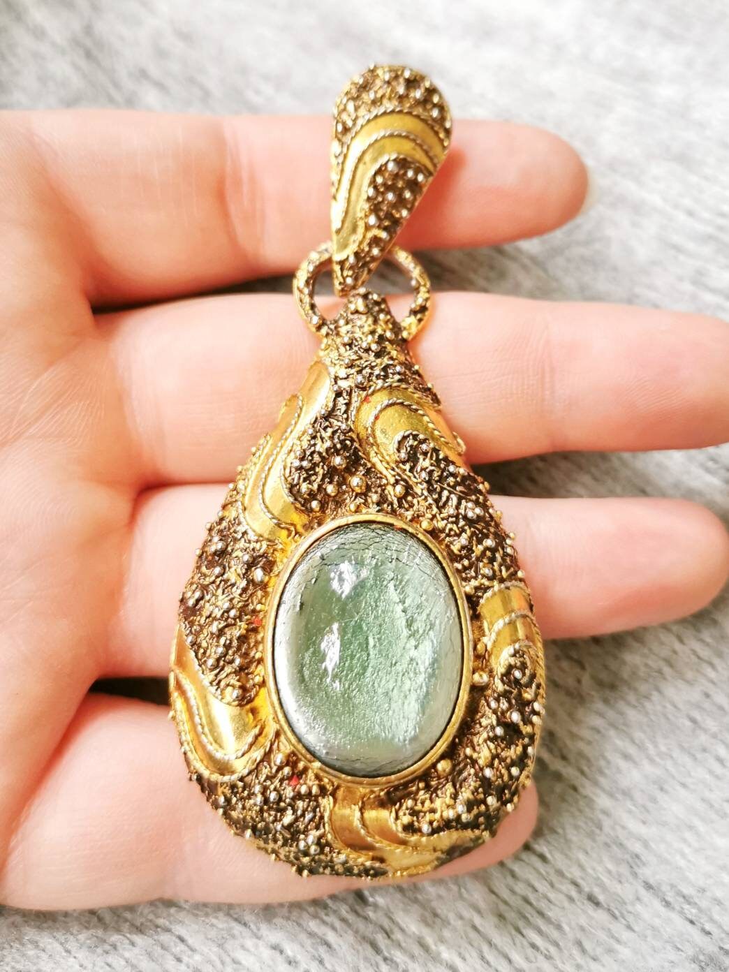 True Vintage Xxl Ketten Anhänger Gold & Blau Pompös Pampel Tropfen Granuliert True Vintage Xxl Ketten Anhänger Gold & Blau Pompös Pampel Tropfen Granuliert von fairytailjewelry