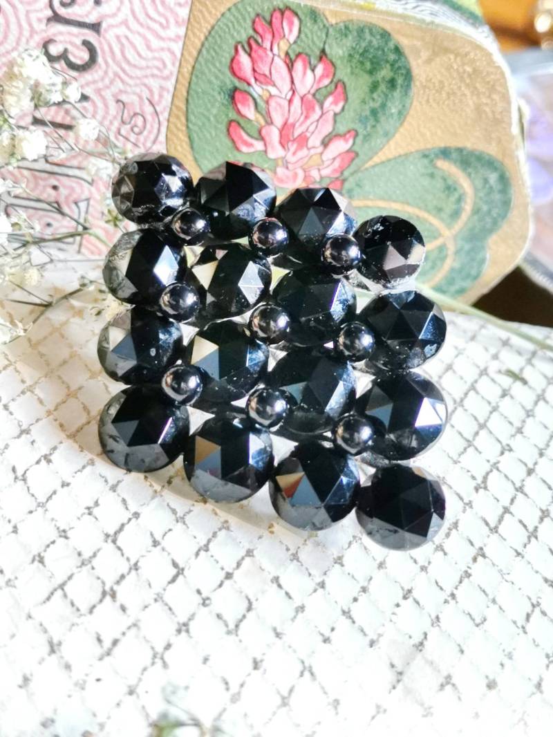 Viktorain Trauerschmuck Brosche Schwarz Facetiert Jet Anrike Brooch True Vintage Xxl Nadel Um 1800 Viktorain Trauerschmuck Brosche Schwarz Facetiert Jet Anrike Brooch True Vintage Xxl Nadel Um 1800 von fairytailjewelry