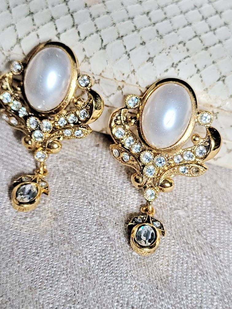 strass Ohrclips 80Er Jahre Design Germany Ohrringe Gold & Weiß Mit Perlen Cottage Landhaus Kleid Geschenk Modeschmuck von fairytailjewelry