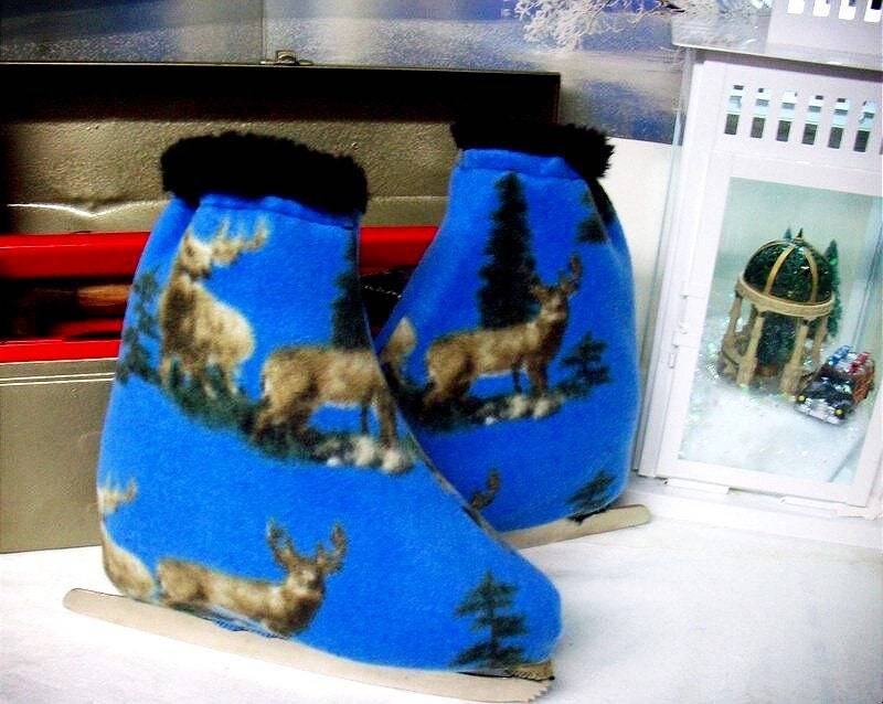 Hirsche Auf Blau Fleece Schlittschuh-stiefelwärmer Größe 7-10 von faithlynmelvage