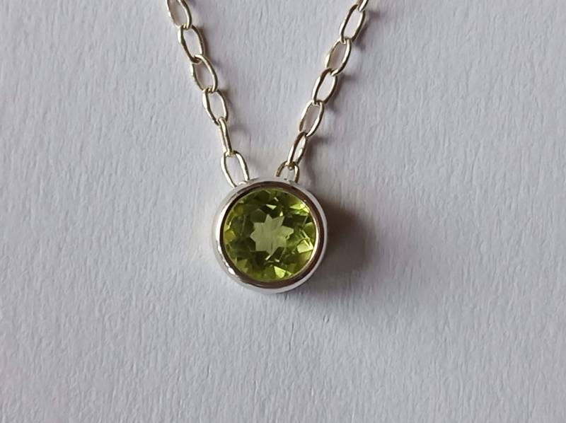 Silberkette Mit 5 Mm Peridot-Anhänger-Grün-Länge 45 cm-sterlingsilber 925 Silberkette Mit 5 Mm Peridot-Anhänger-Grün-Länge 45 cm-sterlingsilber 925 von fale925ohrringe
