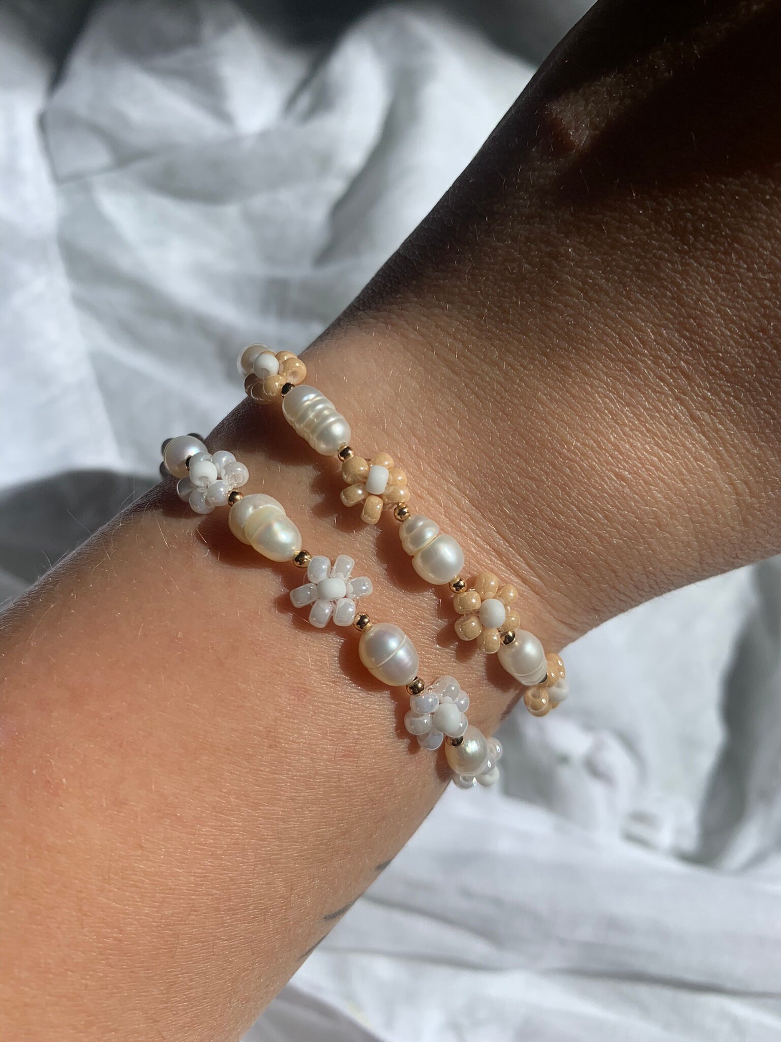 Daisy Handgemachtes Armband Mit Blumen Aus Glänzenden Perlen Und Echten Süßwasserperlen Daisy Handgemachtes Armband Mit Blumen Aus Glänzenden Perlen Und Echten Süßwasserperlen von falltosummer