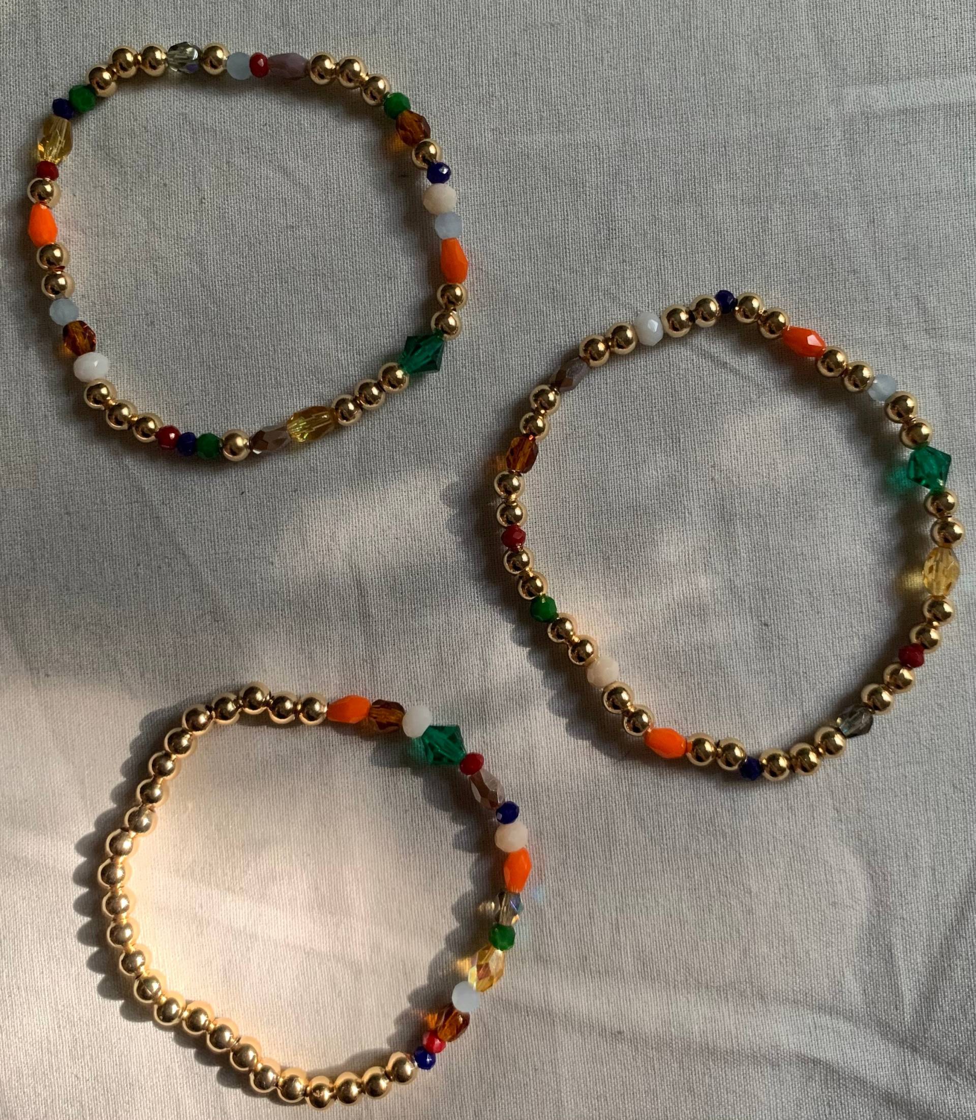 Handgemachtes Armband Aus 18K Vergoldeten Perlen Und Bunten Facettperlen von falltosummer