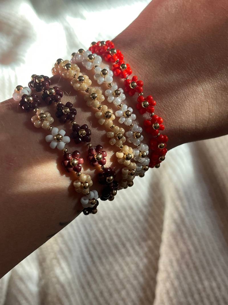 Handmade Flower Bracelet Made Of Miyuki Glass Beads & 18K Gold-Plated Handmade Flower Bracelet Made Of Miyuki Glass Beads & 18K Gold-Plated von falltosummer