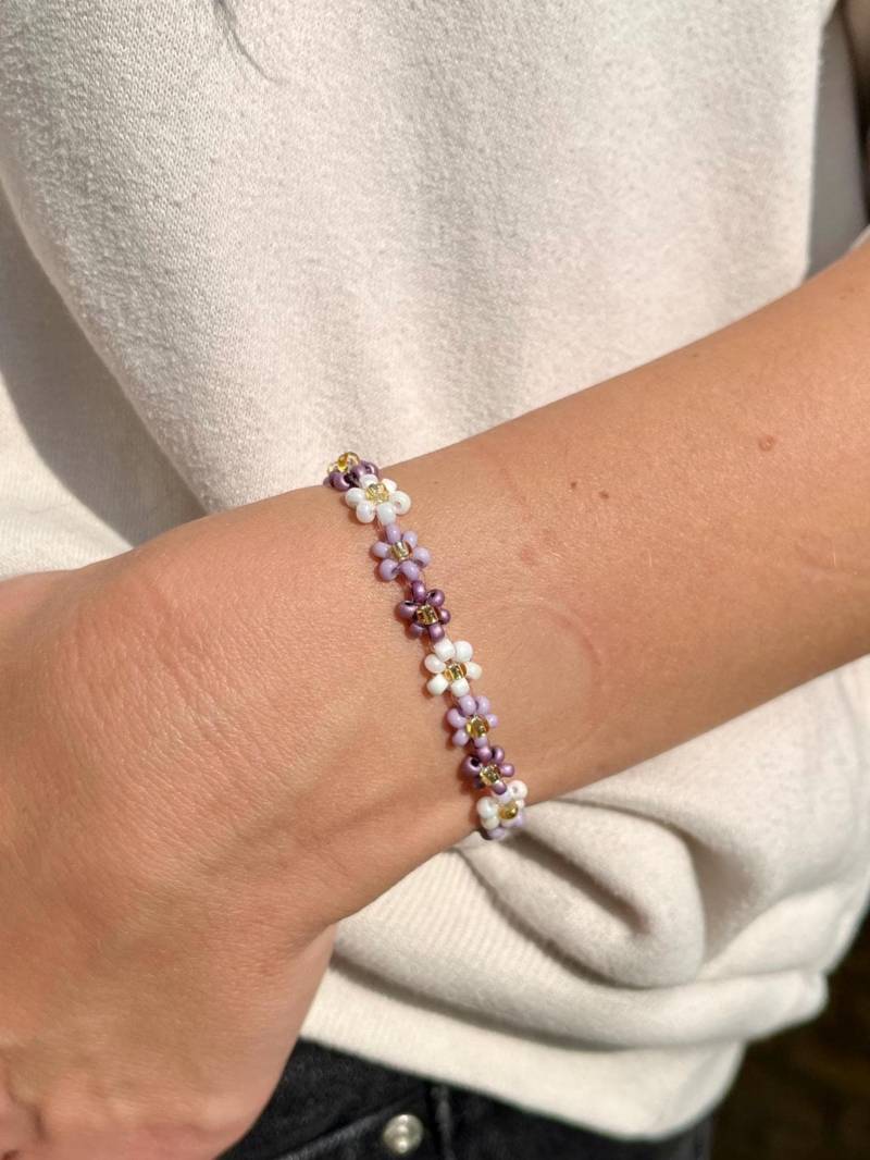 Handgemachtes Perlenarmband in Weiß Und Lila Mit Blumen | Family Beads Handgemachtes Perlenarmband in Weiß Und Lila Mit Blumen | Family Beads von familybeadsStudio