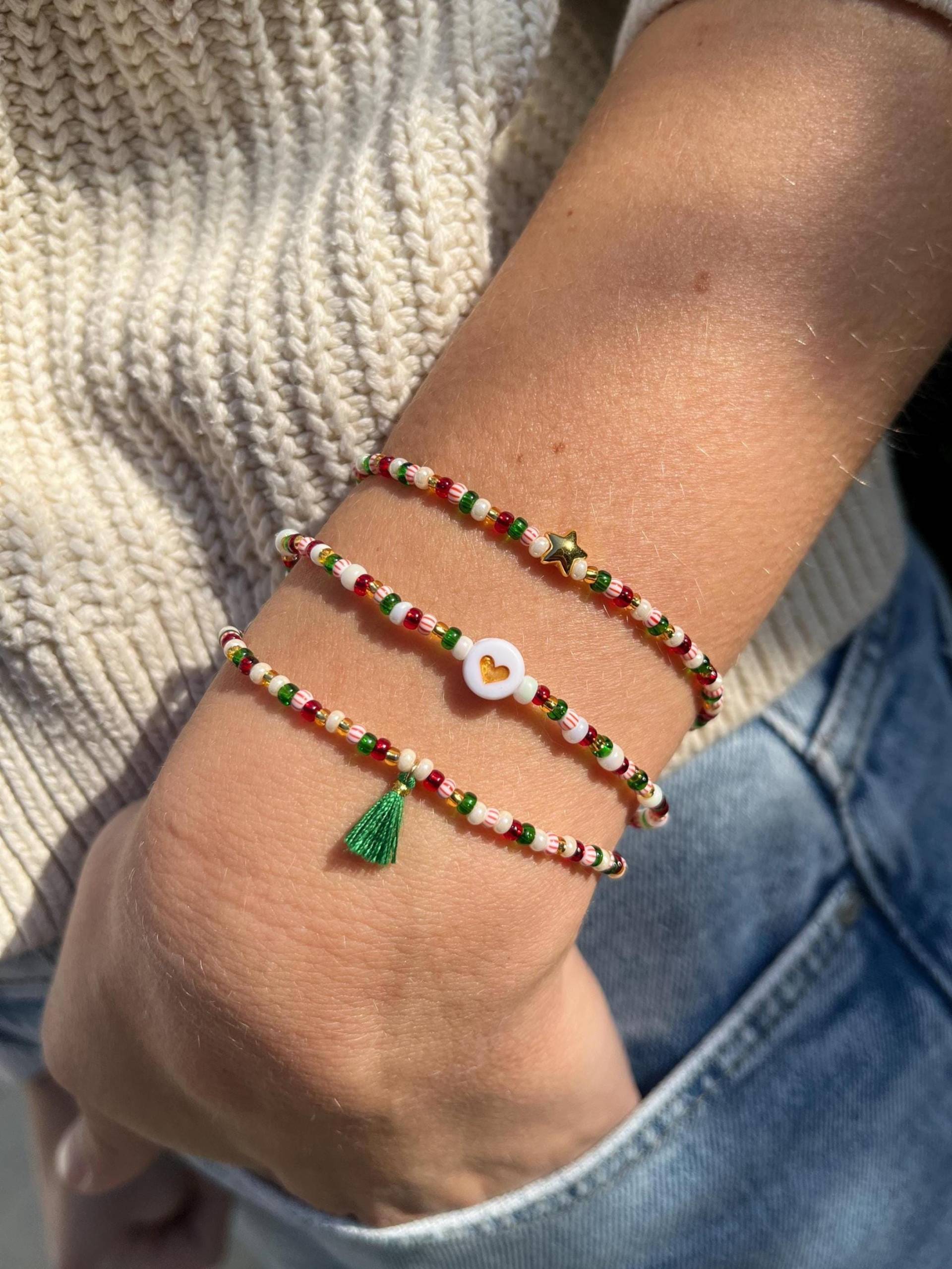 Handgemachtes Personalisiertes Armband Aus Perlen in Grün, Gold & Rot - Filigran, Weihnachtsgeschenk Für Frauen, Wichteln, Advent Handgemachtes Personalisiertes Armband Aus Perlen in Grün, Gold & Rot - Filigran, Weihnachtsgeschenk Für Frauen, Wichteln, Advent von familybeadsStudio