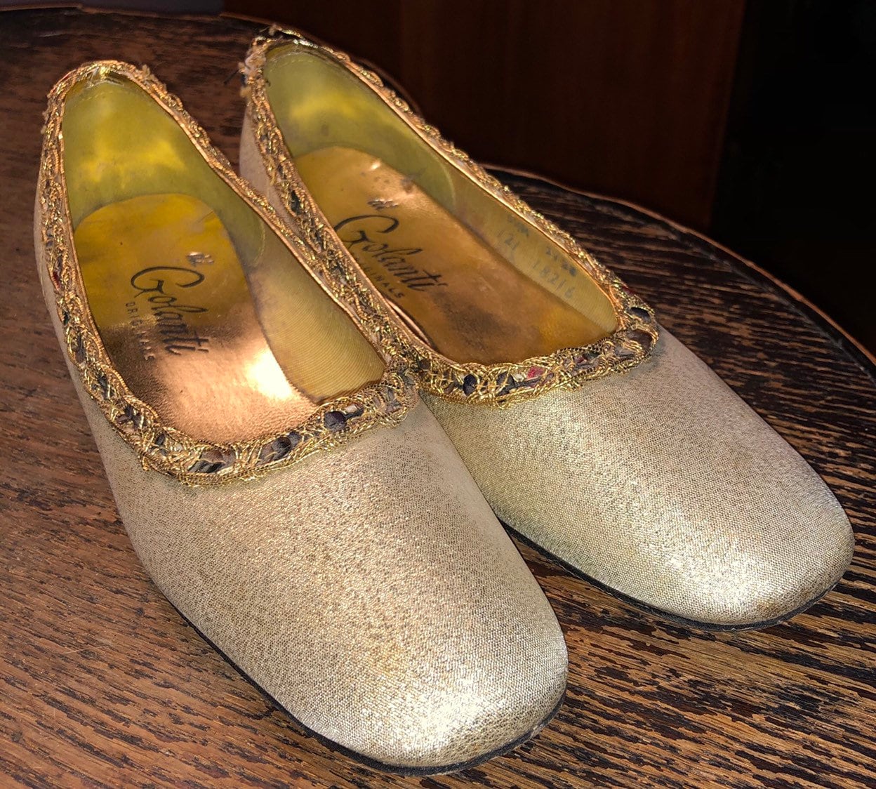 1960Er Jahre Vintage Gold Lame Slippers Von Di Golanti Originals Größe 5 1/2 Hausschuhe Ballett Pantoffel Stil Leicht Getragene Damenschuhe von familyjewelsatlanta