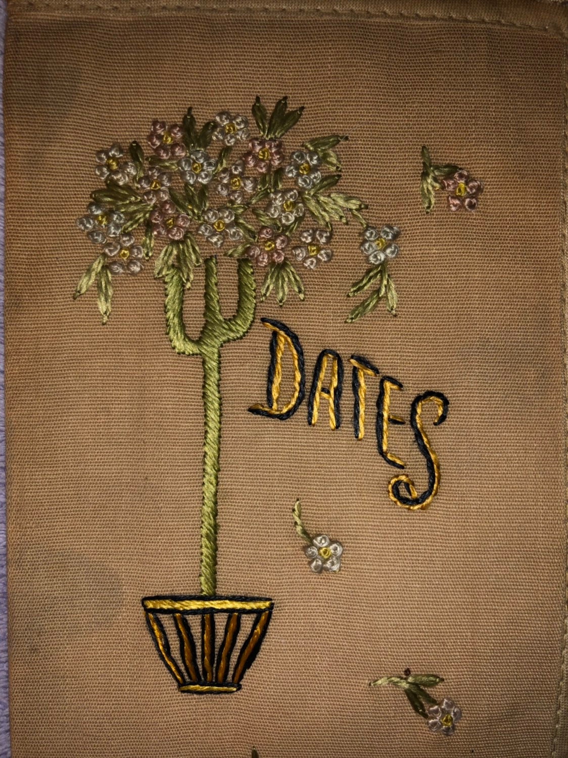 Art-Deco-Leinen Dates Klappbrieftasche Oder Ordner Hand Gestickte Topfpflanze Blumen Edwardian Date Book Anfang 1900Er Jahre von familyjewelsatlanta