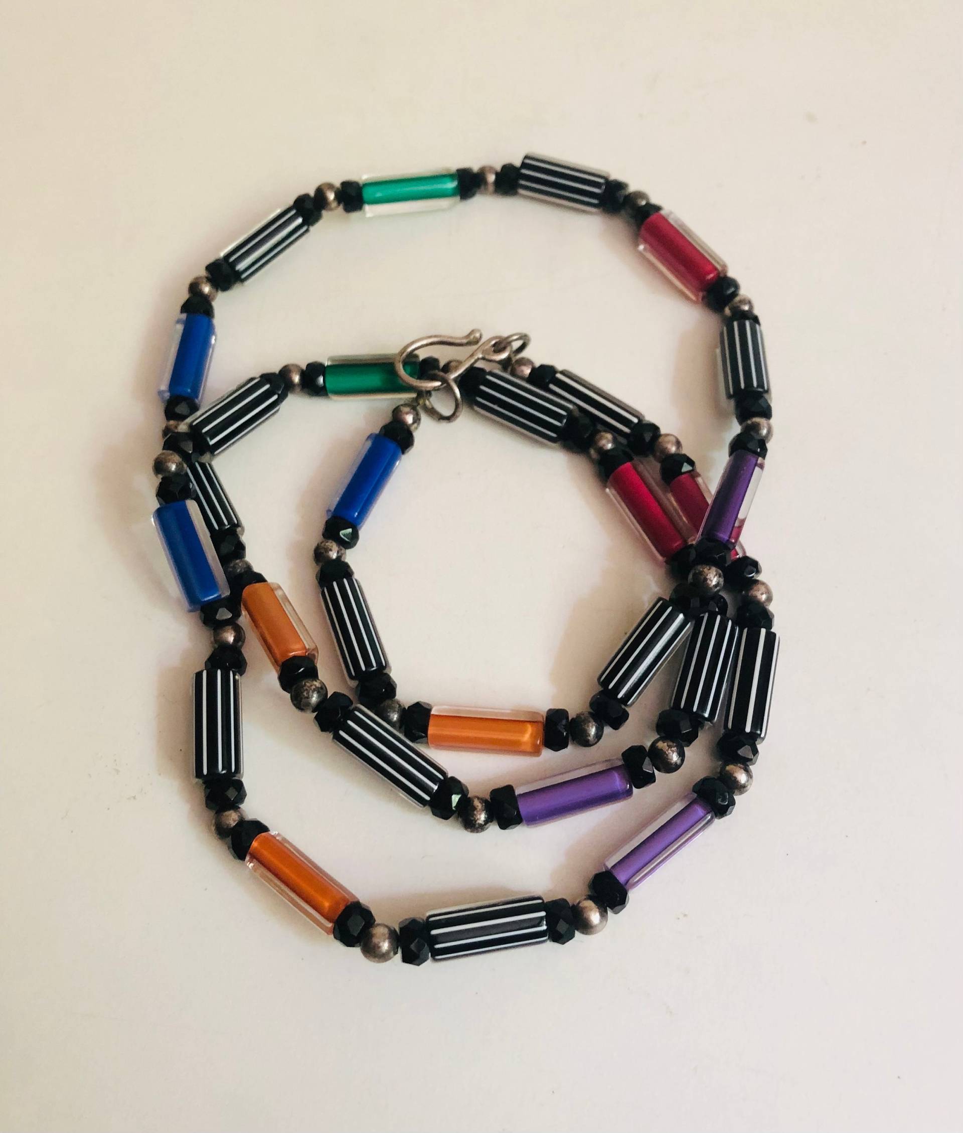 Atemberaubende Fused Art Glasperlen-Opera-Längen-Halsketten-Mehrfarbige Strang-Künstler Bildete Atlanta-Zustands-Sammlung von familyjewelsatlanta