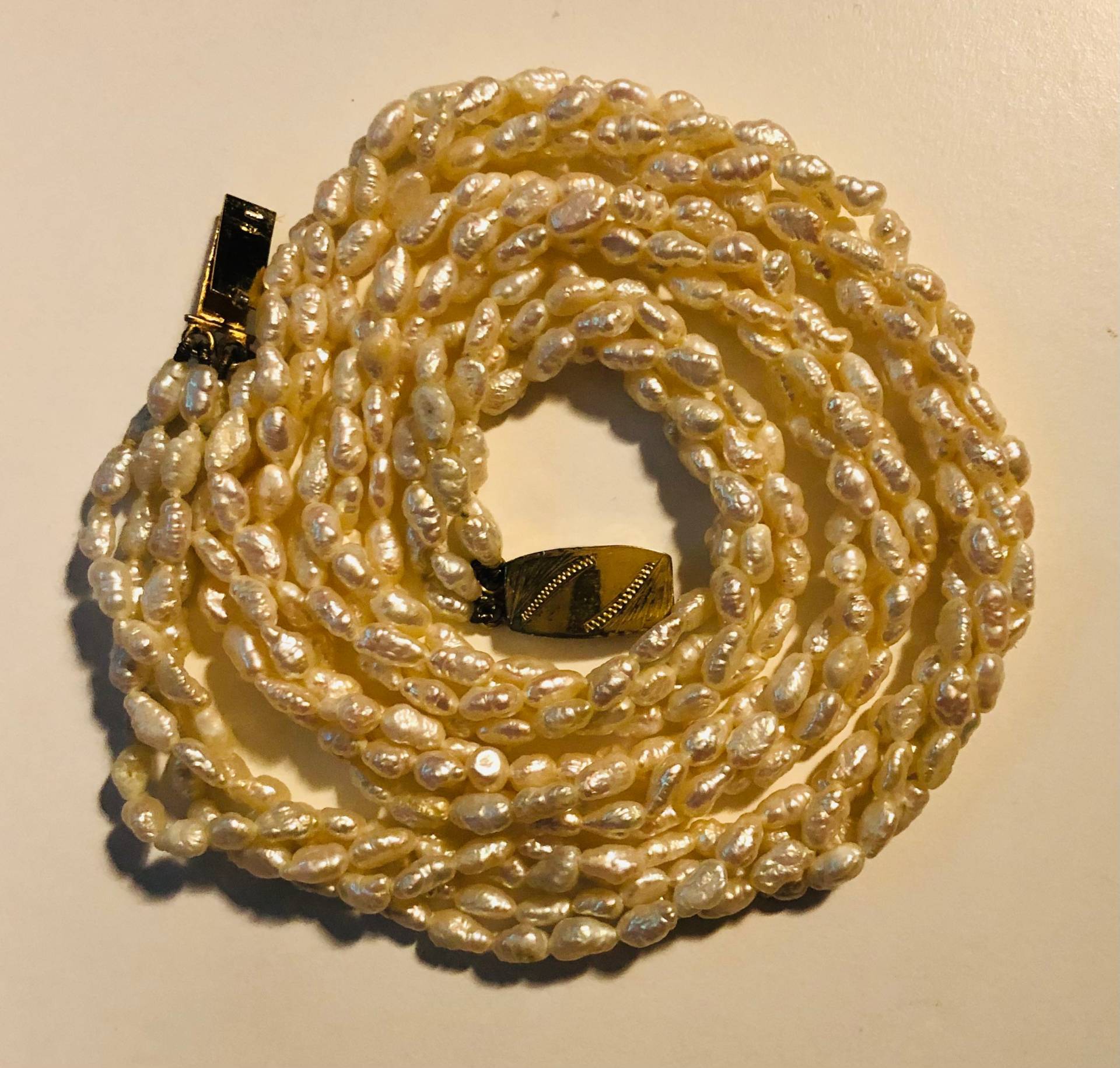 Atemberaubende Vierfach Strang Vintage Süßwasser Reis Perlen Mit Gold Vergoldeter 800Er Silber Geätzter Verschluss von familyjewelsatlanta