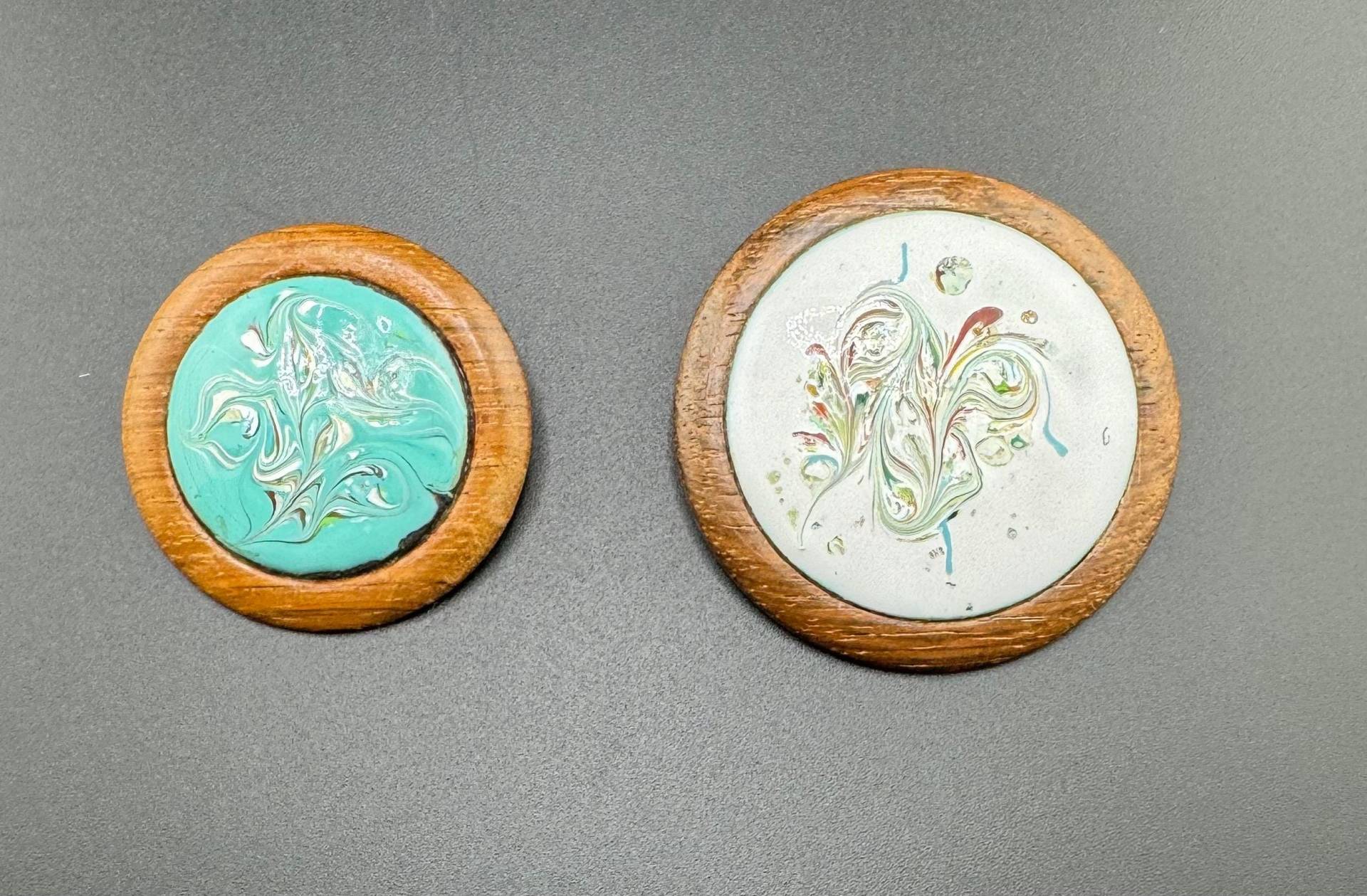 Fun Paar Vintage Mcm Kupfer Emaille Holz Broschen Handgefertigte Modernist Mitte Des Jahrhunderts Hell Emaillierte Swirls Unisex Mantel Pins von familyjewelsatlanta
