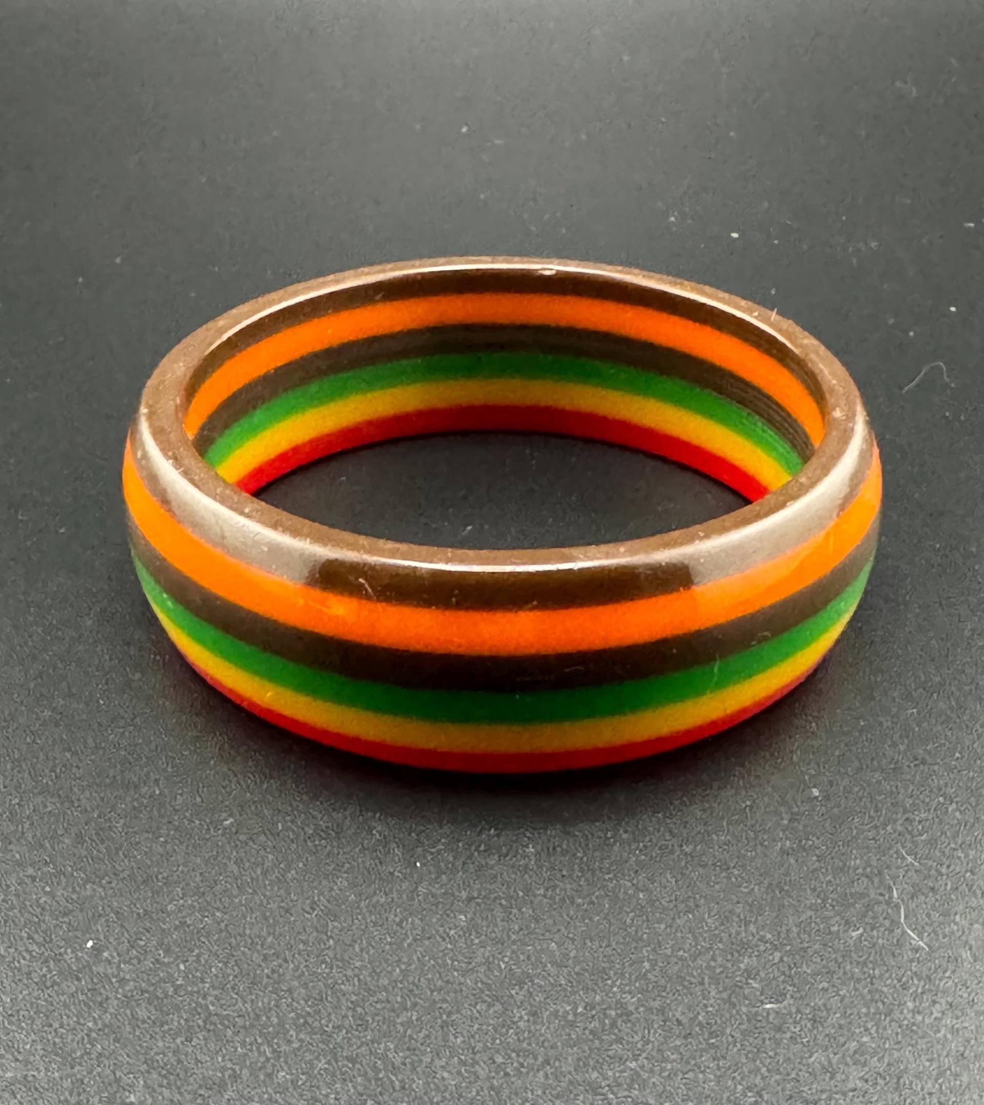 Seltener Vintage Lucite Oder Resin Bakelite Armreif Armband Rot Gelb Grün Braun & Orange Mcm Mid Century von familyjewelsatlanta