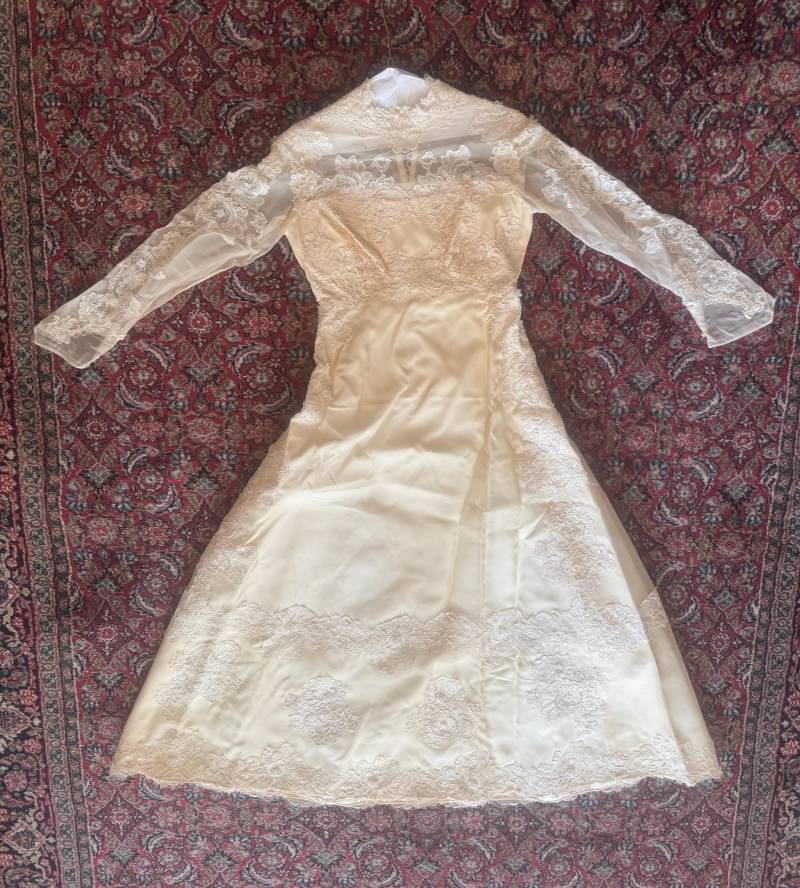 Vintage 1970 Mod Spitze Perlen Brautkleid Reizendes Off White Lange Ärmel W Kathedrale Zug Mid Century Hippie Braut Gr. 4-6 von familyjewelsatlanta