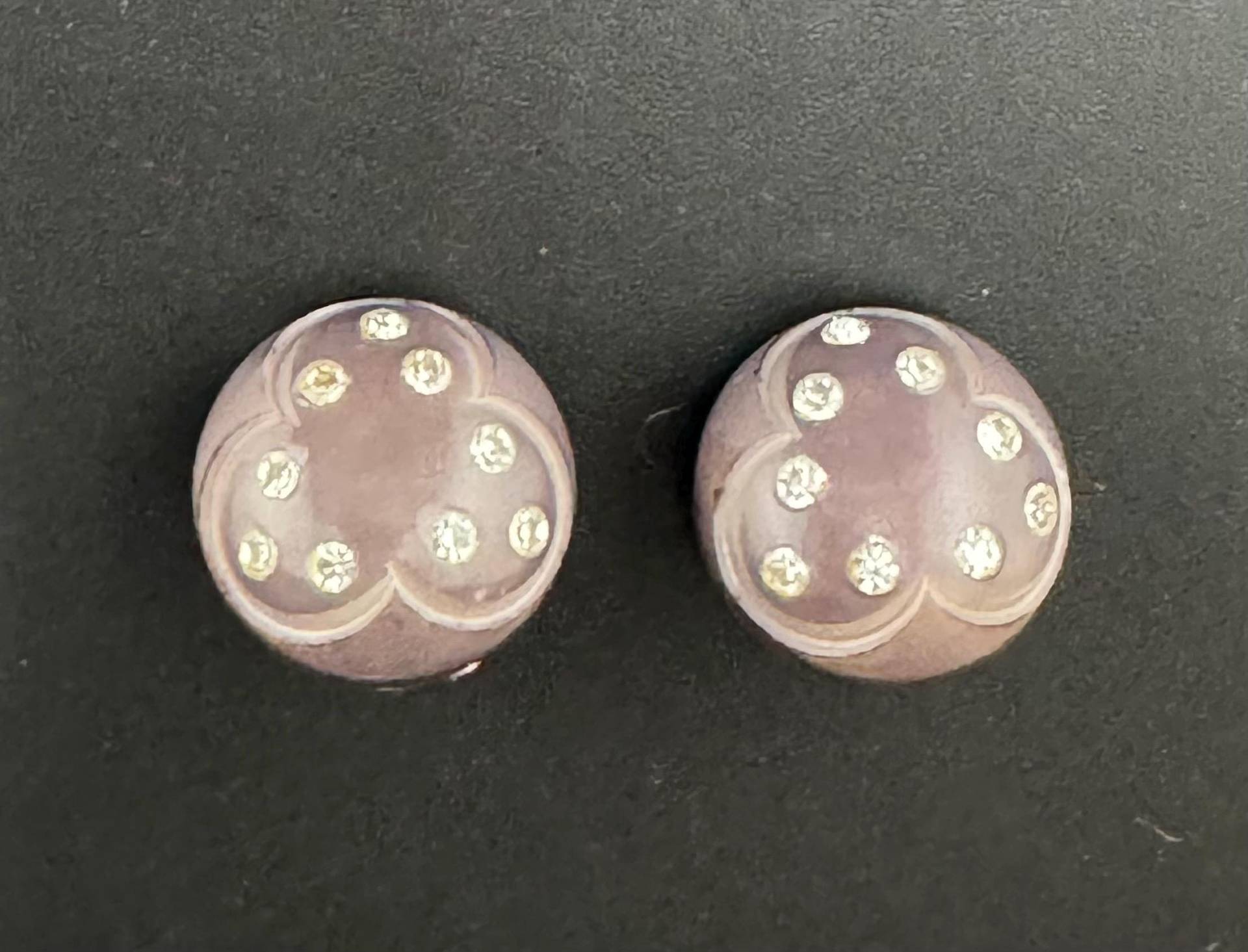 Vintage Lila Harz Und Strass Ohrringe Geschnitzte Runde Clips Mid Century Rockabilly Schmuck von familyjewelsatlanta