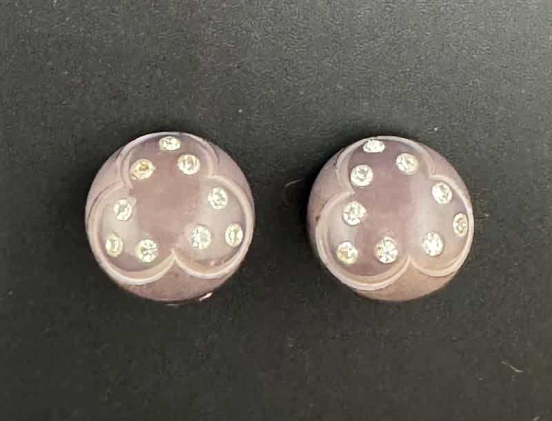 Vintage Lila Harz Und Strass Ohrringe Geschnitzte Runde Clips Mid Century Rockabilly Schmuck von familyjewelsatlanta