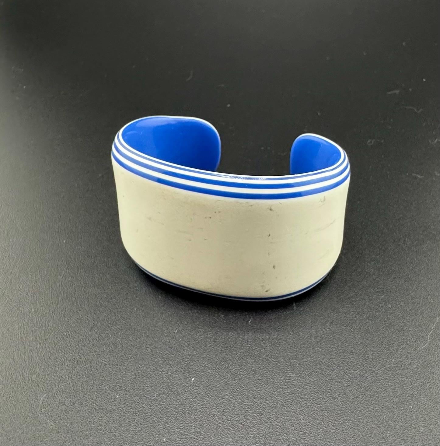 Vintage Mcm Gestreiftes Blau & Weiß Lucite Armband 1970Er Jahre Hippie Schmuck Modernist Kleine Handgelenk Größe von familyjewelsatlanta