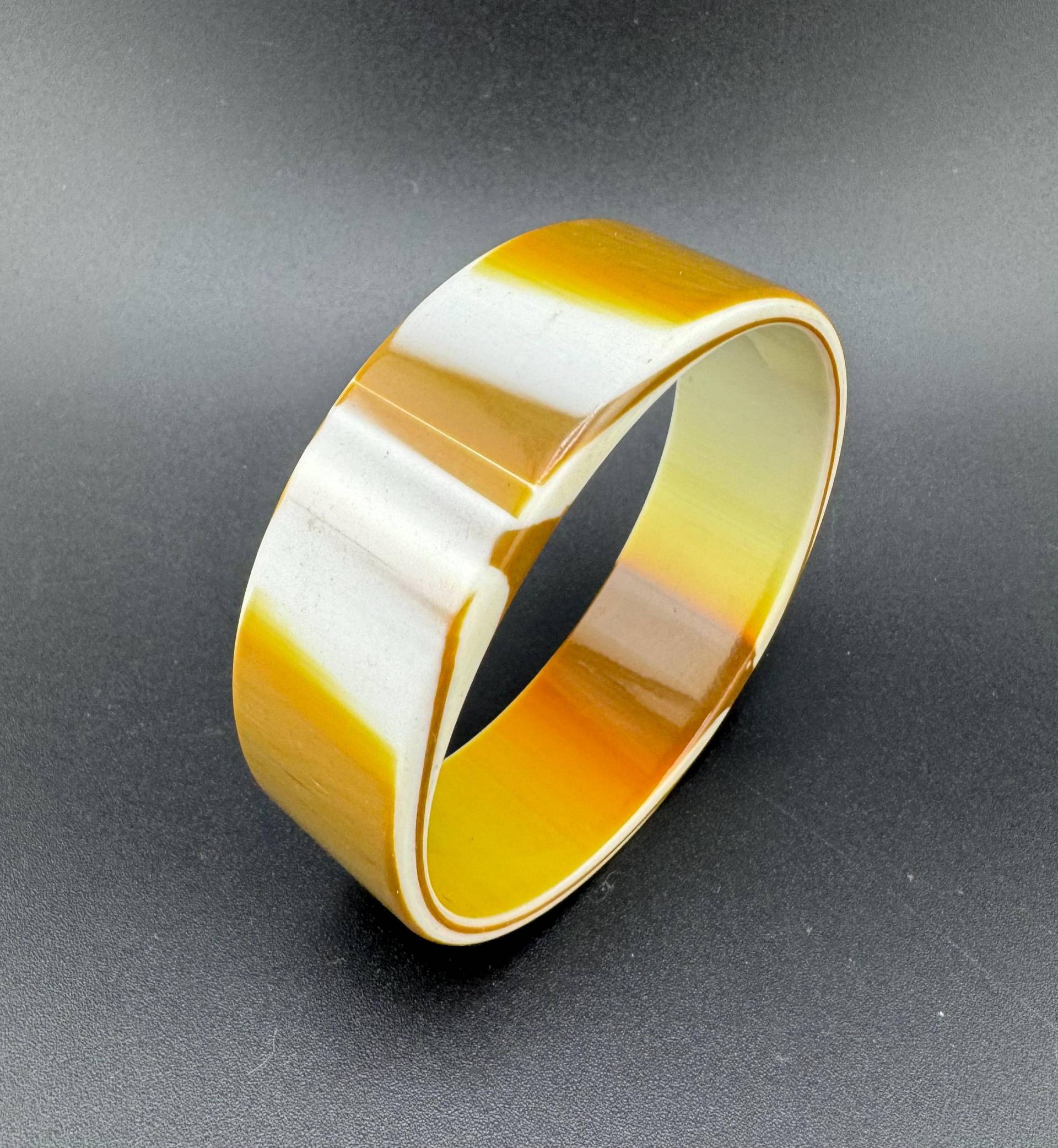 Vintage Mcm Lucite Swirl Armreif Aus Resin von familyjewelsatlanta