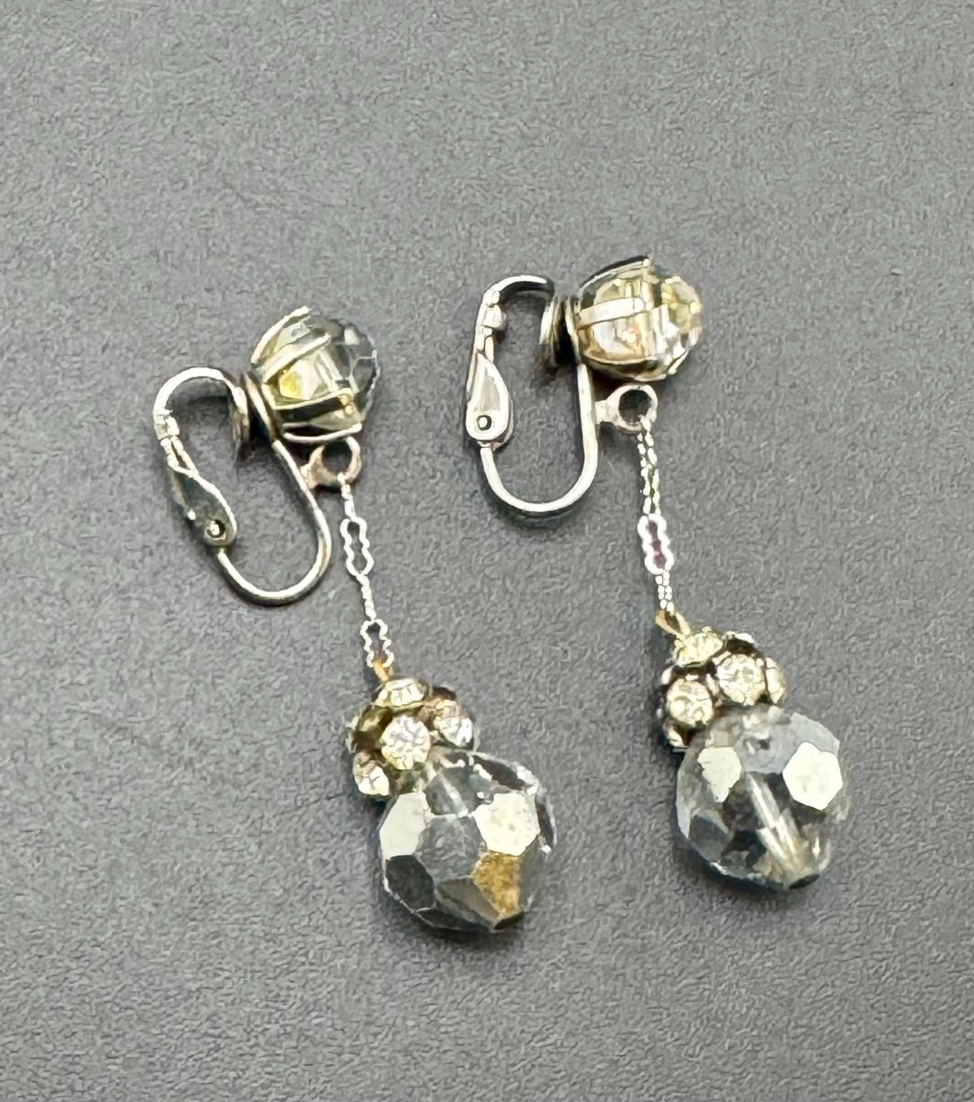 Vintage Mid Century Baumelnde Kristall Ohrringe Silber Büroklammer Kette W Silbrige Aurora Borealis Perlen Und Strass von familyjewelsatlanta