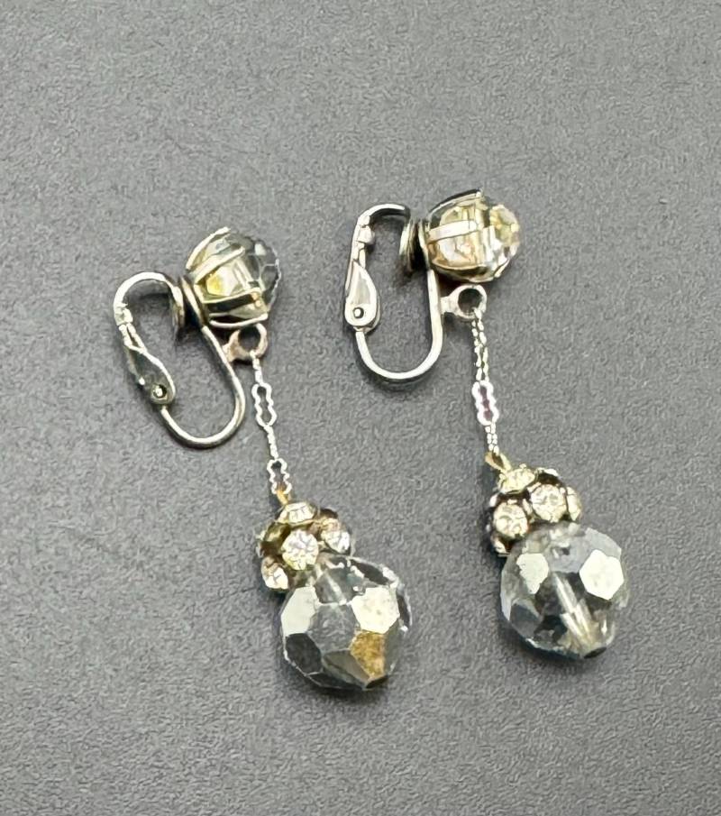 Vintage Mid Century Baumelnde Kristall Ohrringe Silber Büroklammer Kette W Silbrige Aurora Borealis Perlen Und Strass von familyjewelsatlanta
