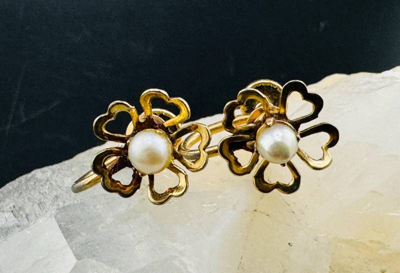 Vintage Mid Century Zuchtperle Gold Filled Ohrringe Goldherzen Umlaufend Schillernde Perlen Schraubverschlüsse von familyjewelsatlanta