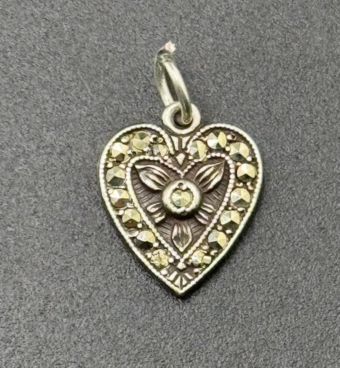 Vintage Sterling Silber Markasit Herz Anhänger Charm Für Armband Oder Halskette Mit Gravur Love Token Ungewöhnlich von familyjewelsatlanta
