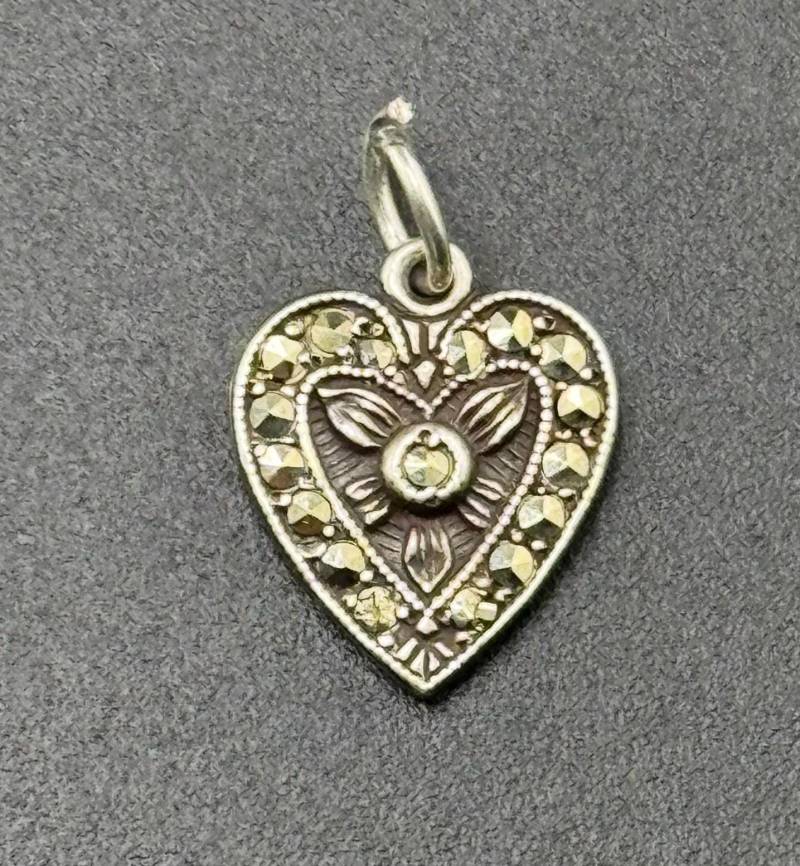 Vintage Sterling Silber Markasit Herz Anhänger Charm Für Armband Oder Halskette Mit Gravur Love Token Ungewöhnlich von familyjewelsatlanta