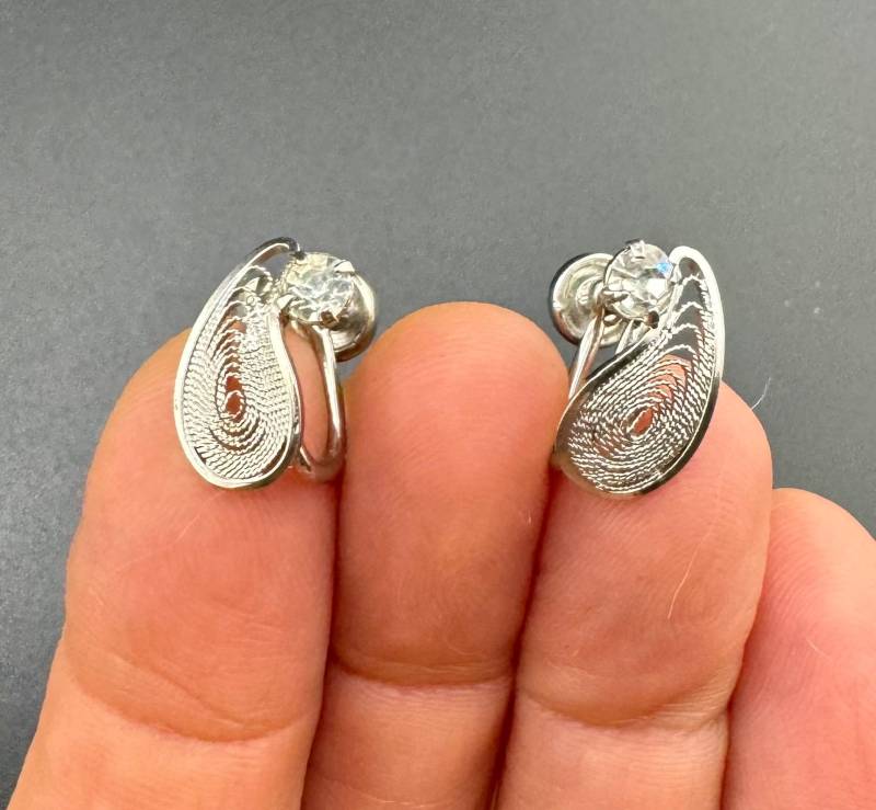 Winzige Vintage Sterling Silber Filigrane Paisley Ohrringe Mit Kleinen Faux Diamant Solitär Strasssteinchen Schraubverschlüsse Mitte Des Jahrhunderts von familyjewelsatlanta