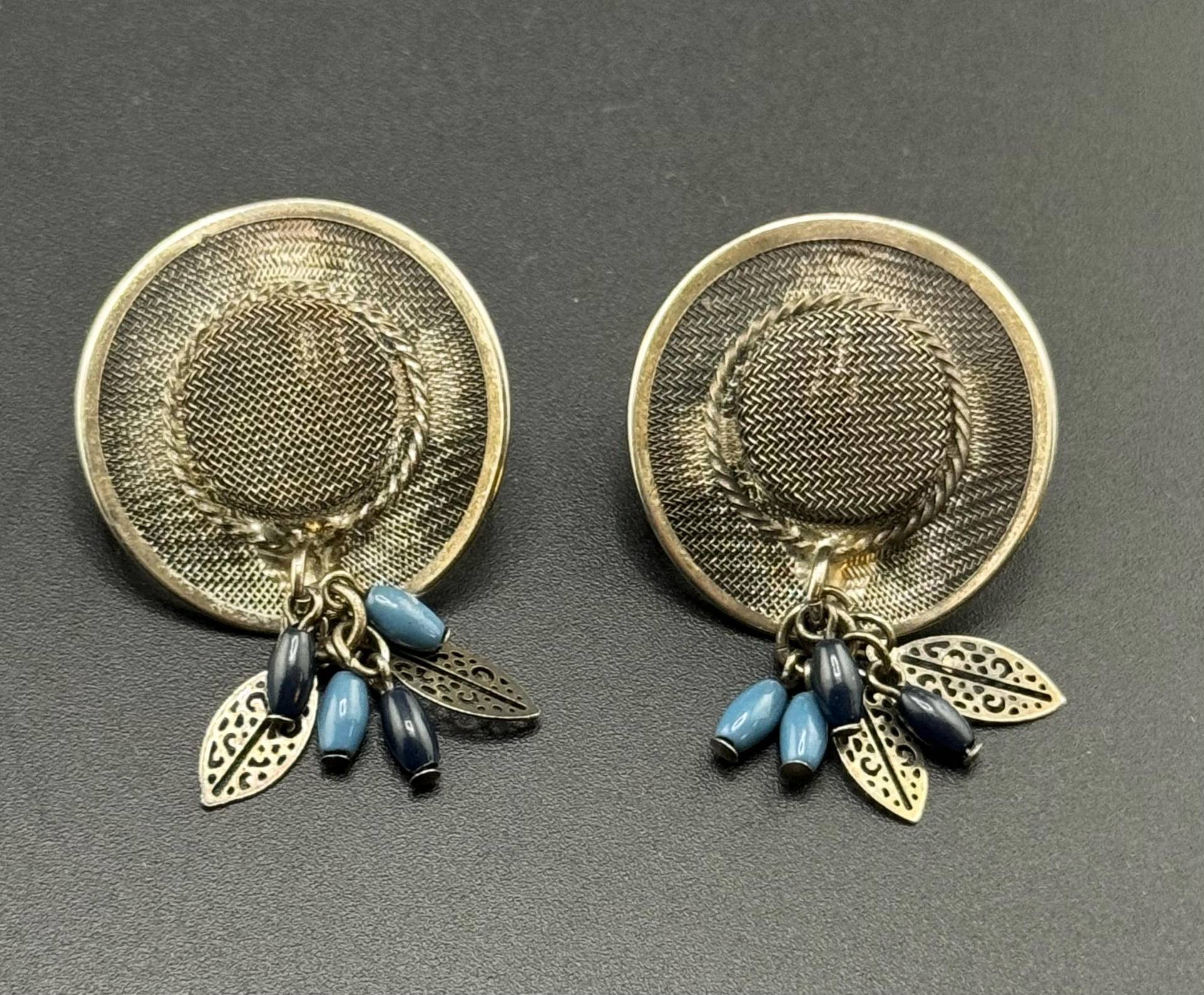 Wunderliche Vintage Miniatur Silber Mesh Hut Ohrringe Mit Blatt Perlen Baumelt Fun Figural Clip Ons Kitsch Rockabilly Schmuck von familyjewelsatlanta