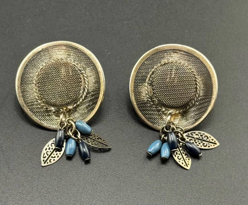 Wunderliche Vintage Miniatur Silber Mesh Hut Ohrringe Mit Blatt Perlen Baumelt Fun Figural Clip Ons Kitsch Rockabilly Schmuck von familyjewelsatlanta