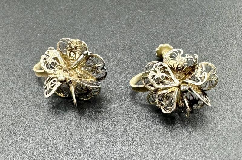 Zarte Vintage Silber Portugiese Filigrane Rosette Ohrringe Mid Century Screwbacks 3D Handgemachte Blumen Wie Besehen von familyjewelsatlanta