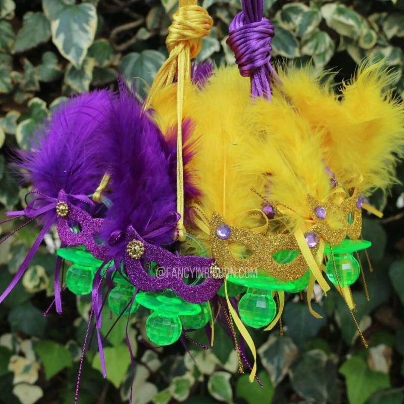12 Mardi Gras Baby Shower Schnuller Halsketten - Spiele Party Dekoration Lila Gold Grün New Orleans von fancyinribbon