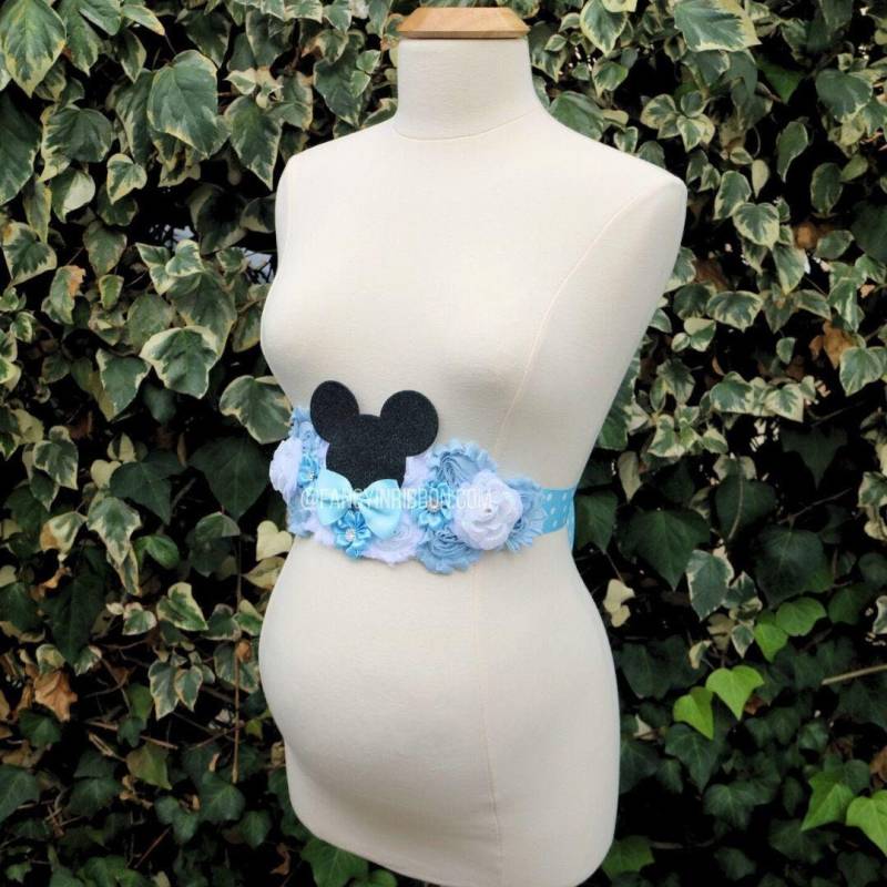 Blau Weiße Fliege Maus Baby Shower Mommy Floral Mutterschaft Bauch Schärpe von fancyinribbon