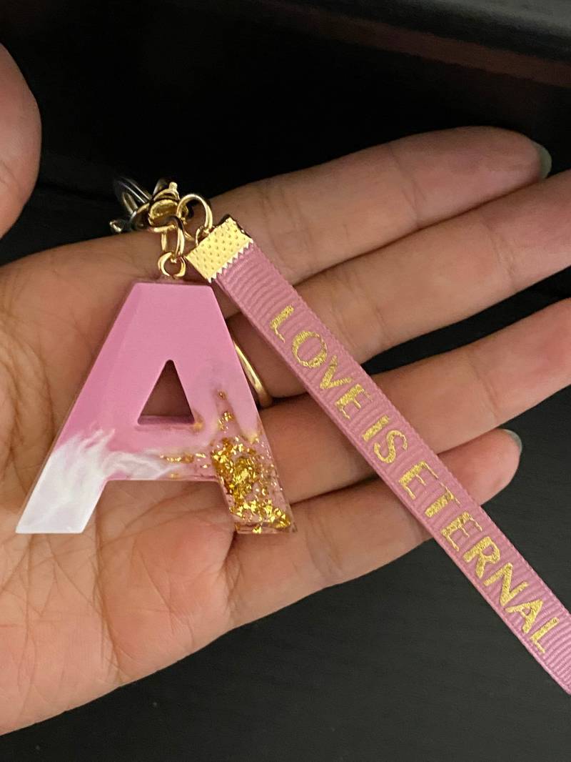 Erste Resin Schlüsselanhänger Mit Name Namen Auto Buchstaben Buchstabe Text Personalisiert Pink Goldblatt von fanfandesignstudio
