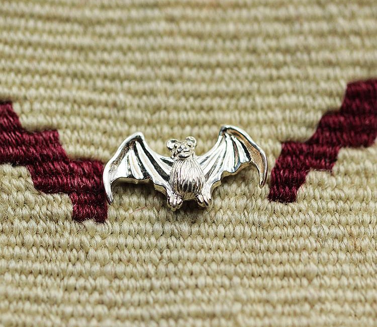 sterling Silber Fledermaus Kragen Pin - Gothic Halloween Anstecknadel, Vintage Vampir Accessoire Für Frauen von fangjewelrystudio