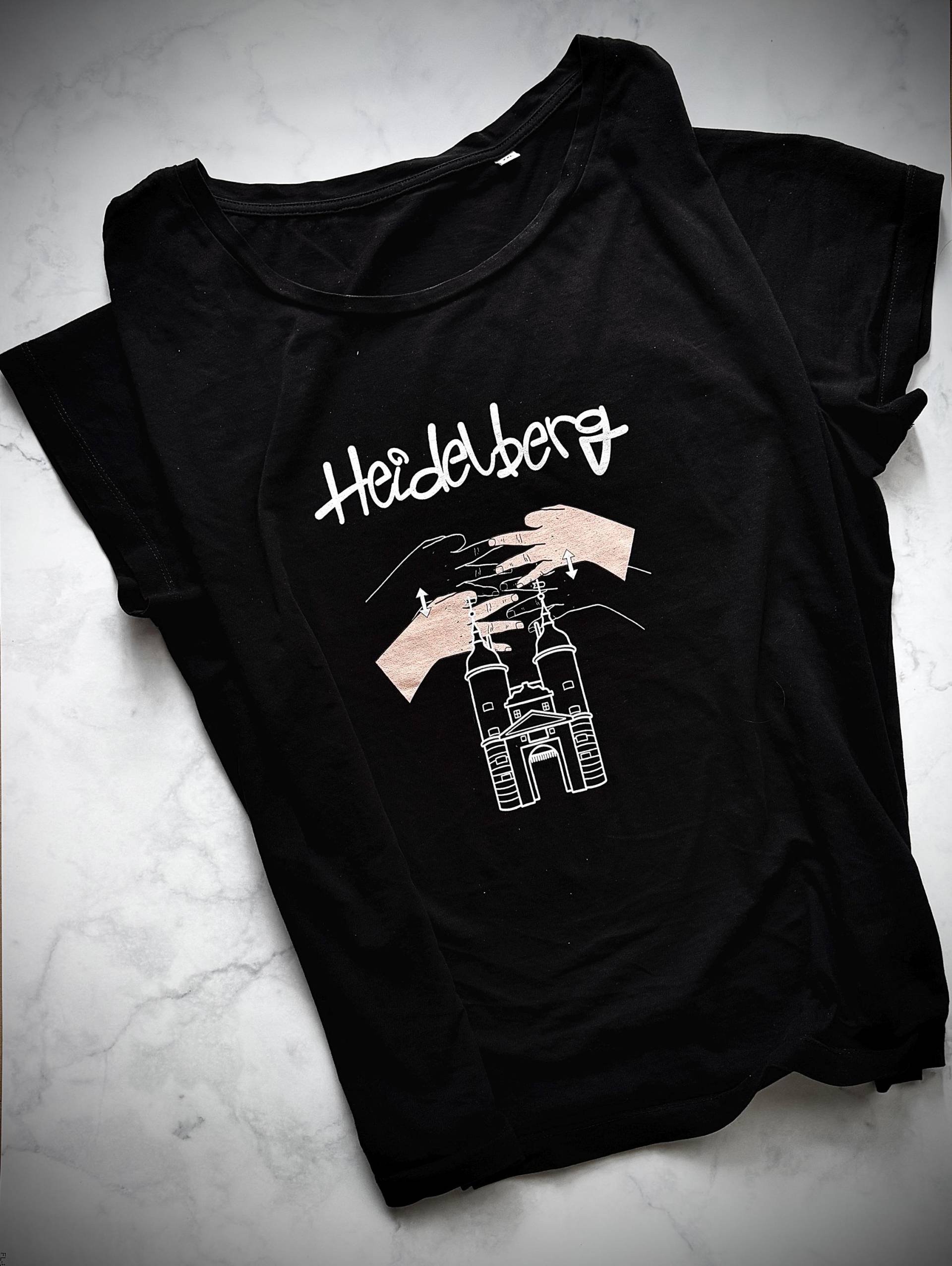 Bedrucktes T-Shirt Mit Gebärdenname „Heidelberg" Bedrucktes T-Shirt Mit Gebärdenname „Heidelberg" von faniearts