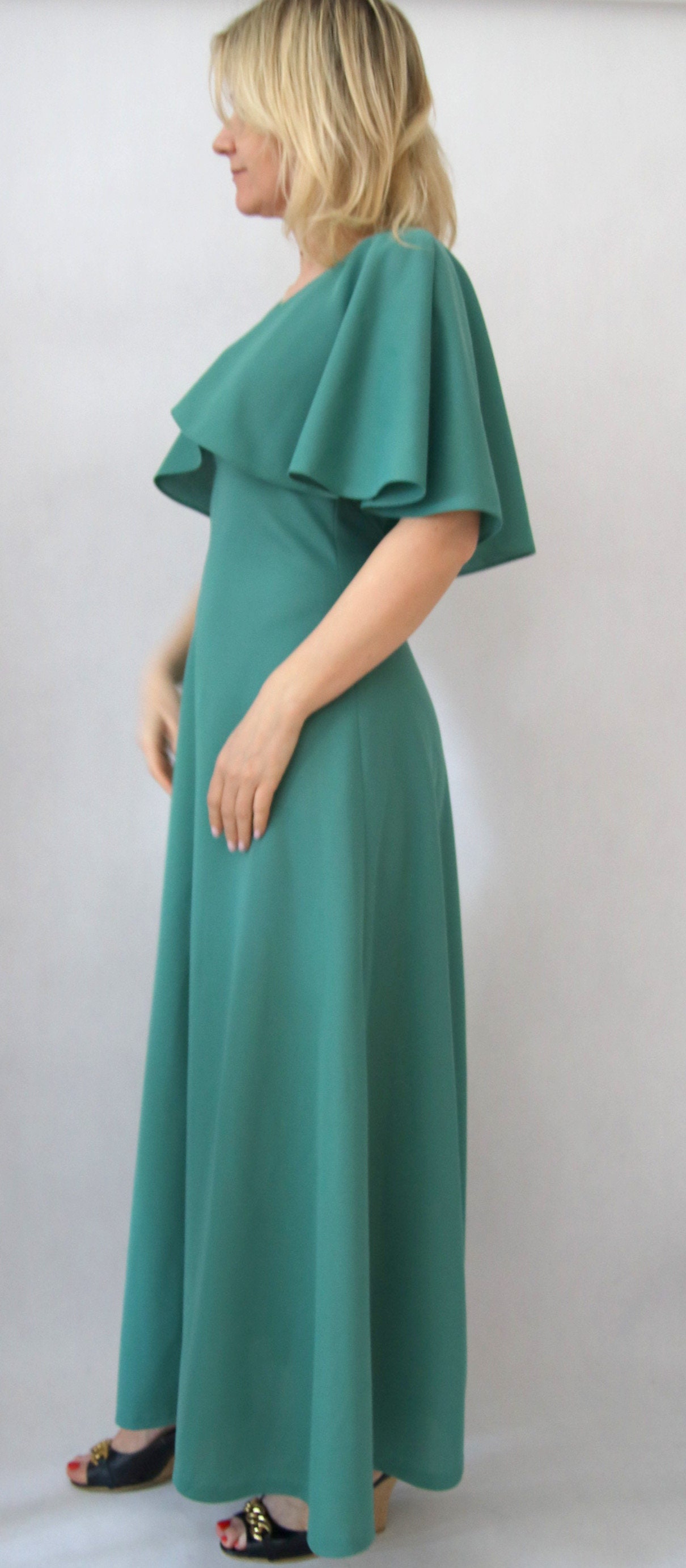 Vintage 1970Er Jahre Grünes Cape-Kleid Handgefertigtes Maxikleid, Größe 38 Eur Vintage 1970Er Jahre Grünes Cape-Kleid Handgefertigtes Maxikleid, Größe 38 Eur von fantastictrunk