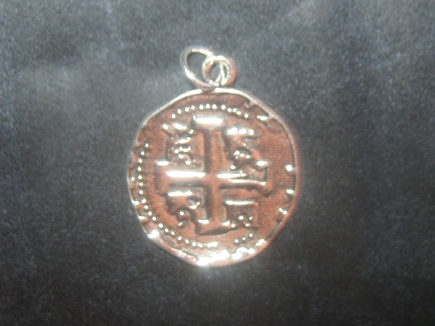 Eine Halskette Silber Ton Stück Von Acht Piraten Coin Anhänger Eine Halskette Silber Ton Stück Von Acht Piraten Coin Anhänger von fantazy007