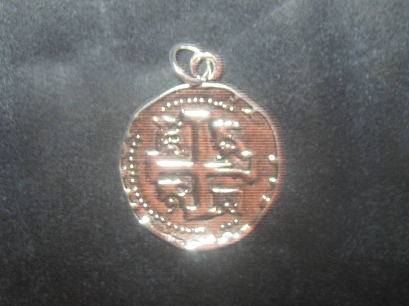 Eine Halskette Silber Ton Stück Von Acht Piraten Coin Anhänger Eine Halskette Silber Ton Stück Von Acht Piraten Coin Anhänger von fantazy007