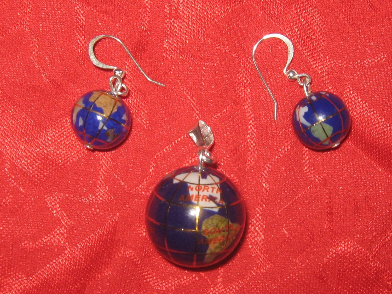 Mittelgroße Lapis Intarsien Edelstein Weltkugel Anhänger Ohrringe Set Mittelgroße Lapis Intarsien Edelstein Weltkugel Anhänger Ohrringe Set von fantazy007